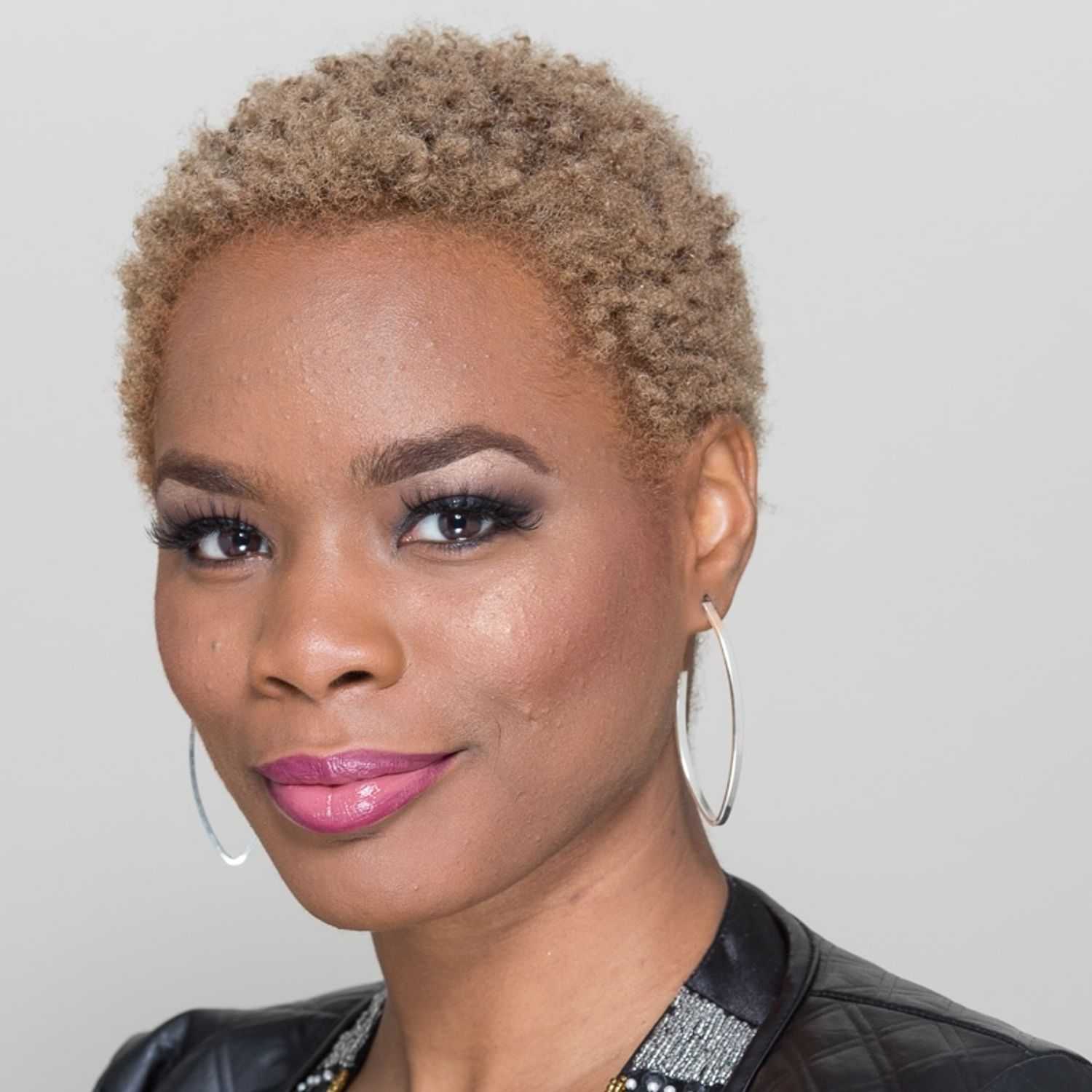 Portrait of Jacquelyn Sullivan, a professional stylist at Cole Stevens Salon, showcasing their expertise and style.